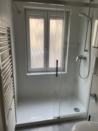 Neu renoviertes Bad mit großer Dusche
