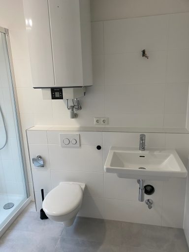 Bad mit WC und Waschbecken